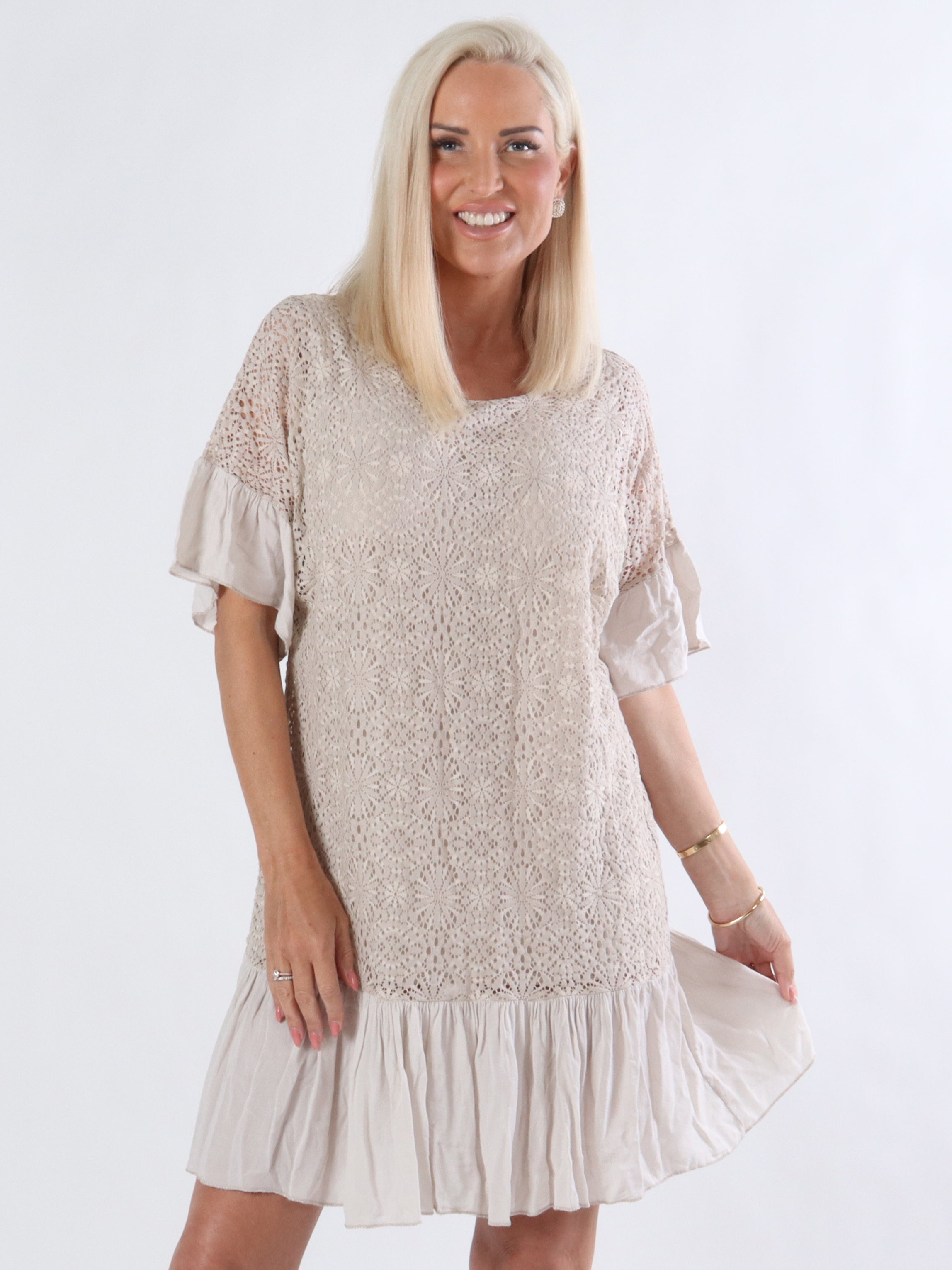 Lilly - Blonde kjole med søde flæsedetaljer